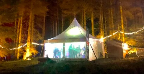 Silent disco op kamp